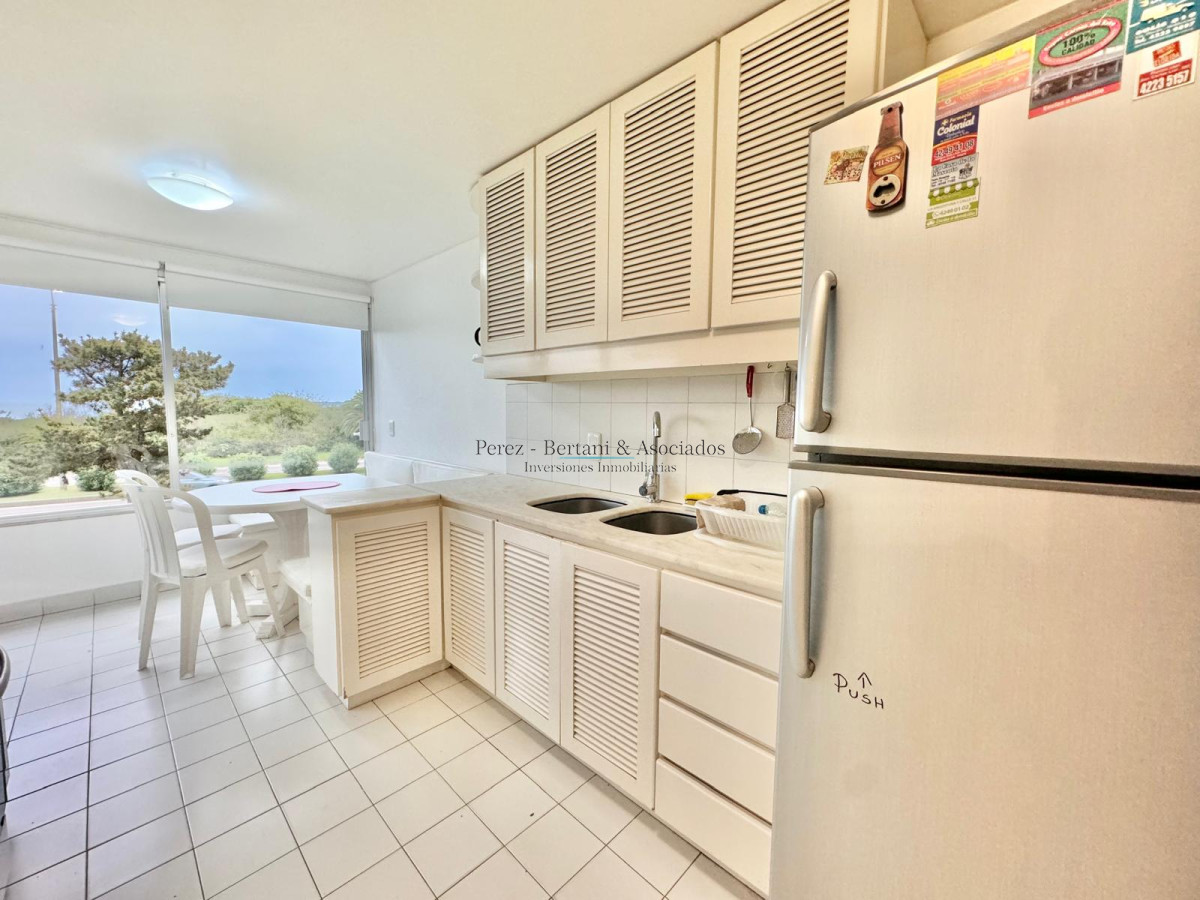 Apartamento ID.895 - Apartamento de tres dormitorios en alquiler frente al mar en playa mansa.