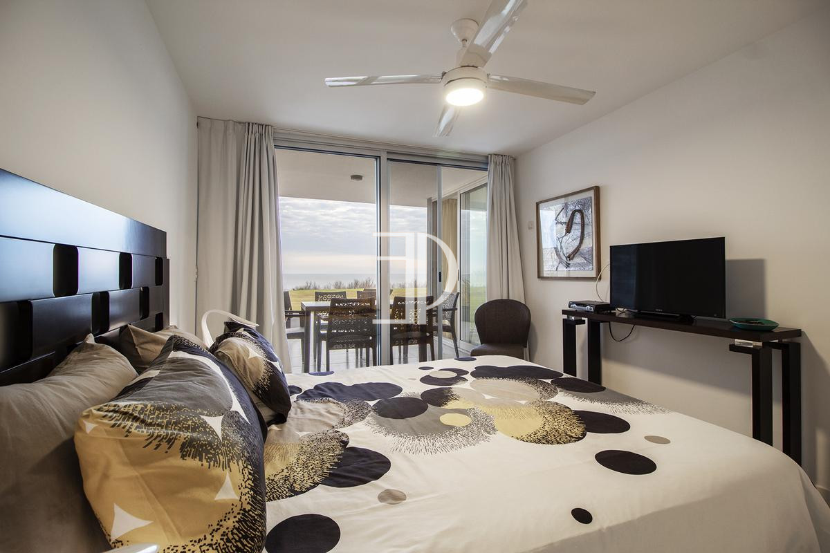 Apartamento ID.217 - Apartamento moderno de dos dormitorios en venta sobre playa Mansa, Pinares.