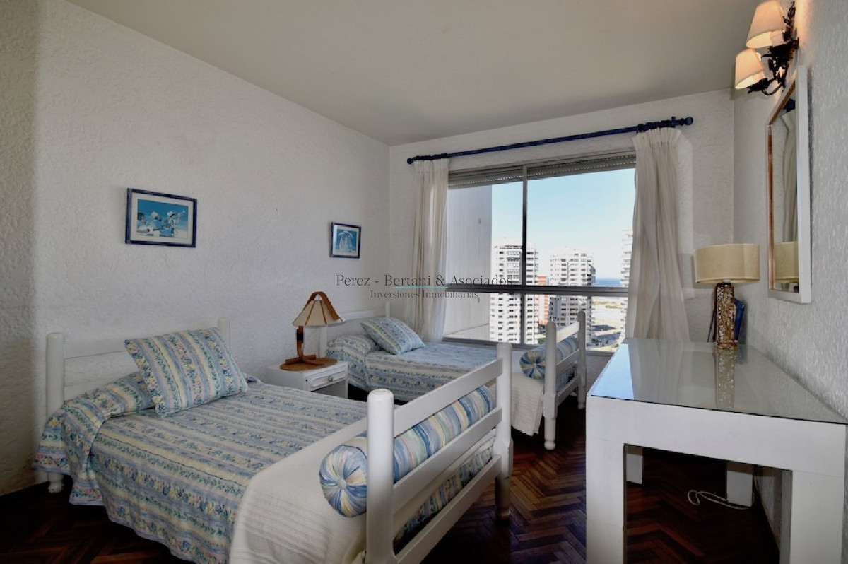 Apartamento ID.220 - Malecon Punta del Este - 3 dorm. Playa Mansa - Primera Fila