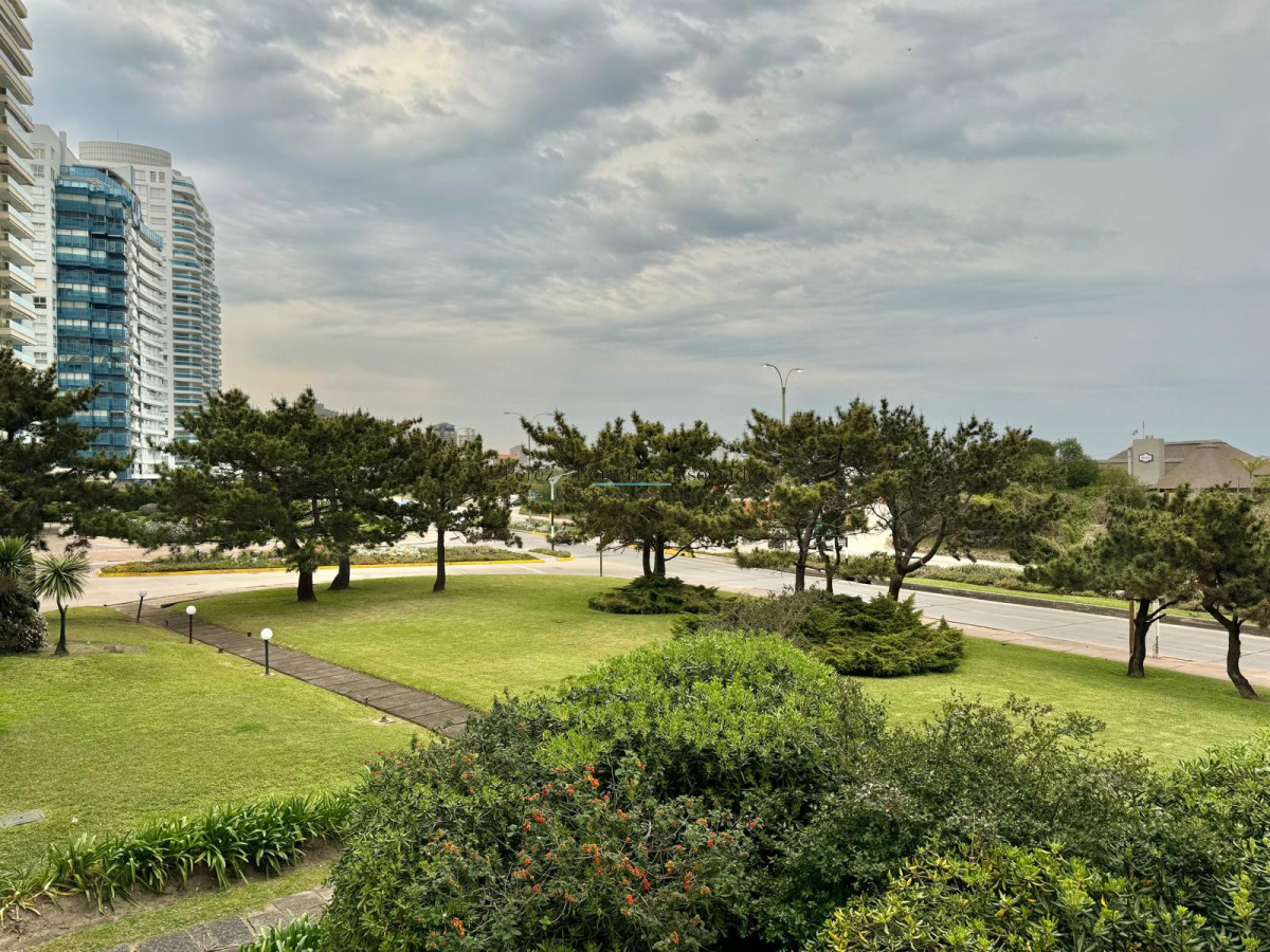 Apartamento ID.895 - Apartamento de tres dormitorios en alquiler frente al mar en playa mansa.