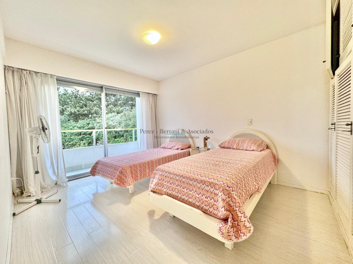 Apartamento ID.895 - Apartamento de tres dormitorios en alquiler frente al mar en playa mansa.