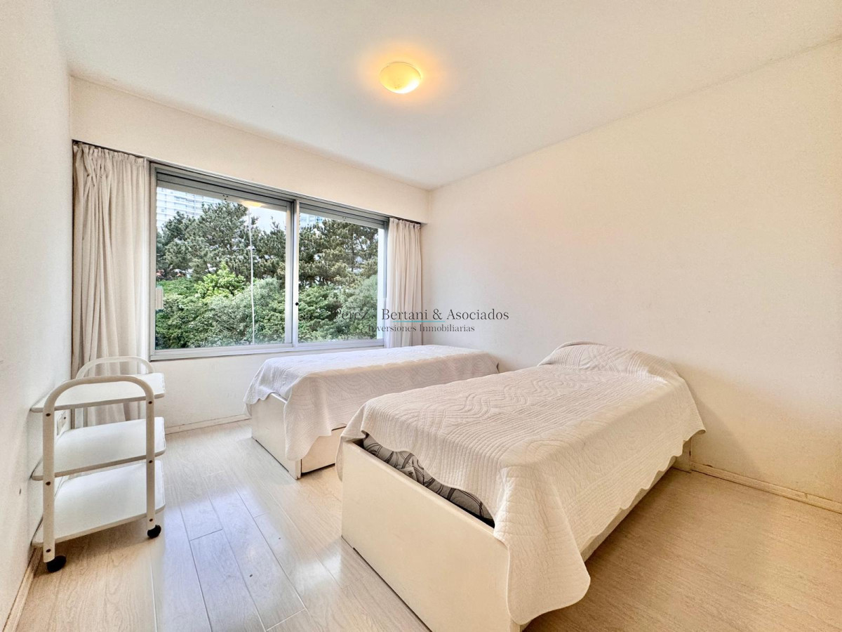 Apartamento ID.895 - Apartamento de tres dormitorios en alquiler frente al mar en playa mansa.
