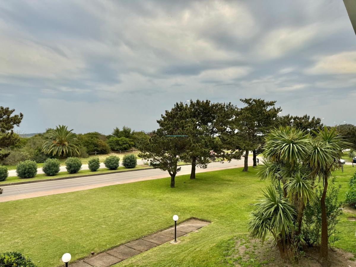 Apartamento ID.895 - Apartamento de tres dormitorios en alquiler frente al mar en playa mansa.
