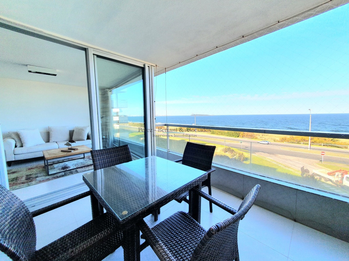 Apartamento ID.218 - Venta Departamento Primera Línea dos dormitorios y dependencia de servicio en Playa Mansa Punta del Este