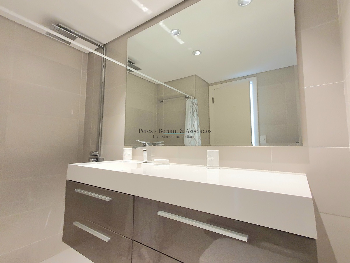 Apartamento ID.218 - Venta Departamento Primera Línea dos dormitorios y dependencia de servicio en Playa Mansa Punta del Este