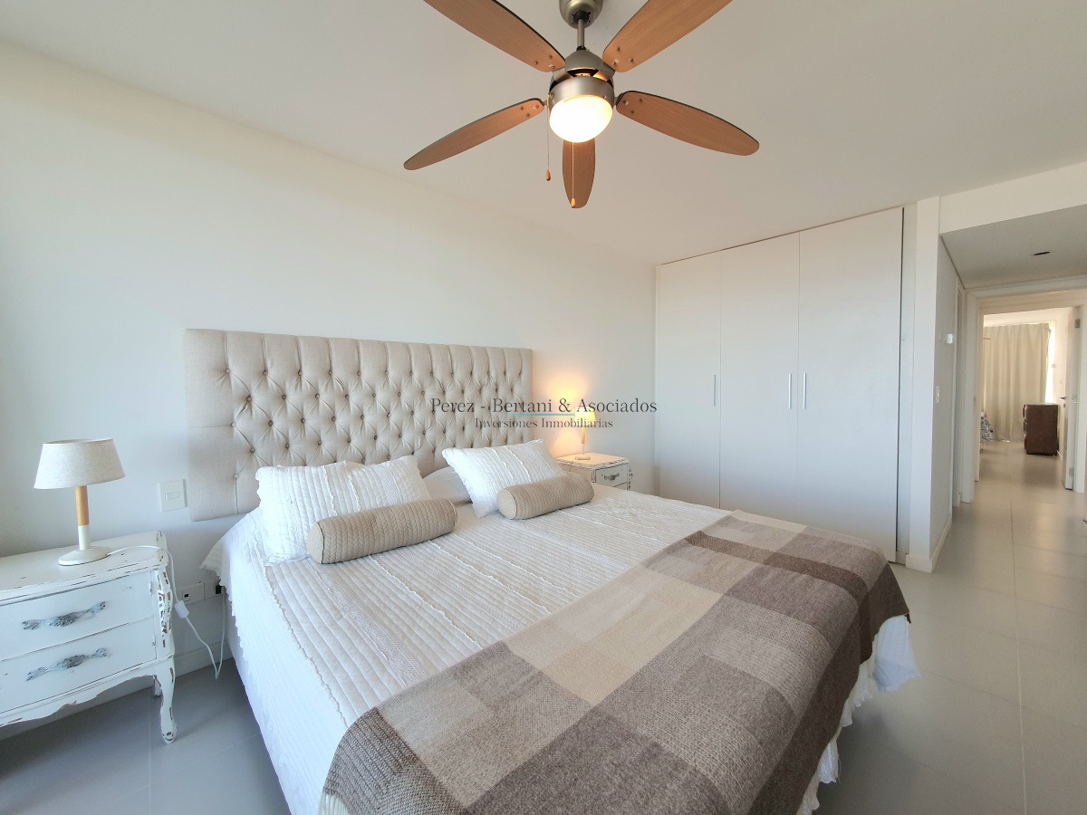 Apartamento ID.218 - Venta Departamento Primera Línea dos dormitorios y dependencia de servicio en Playa Mansa Punta del Este