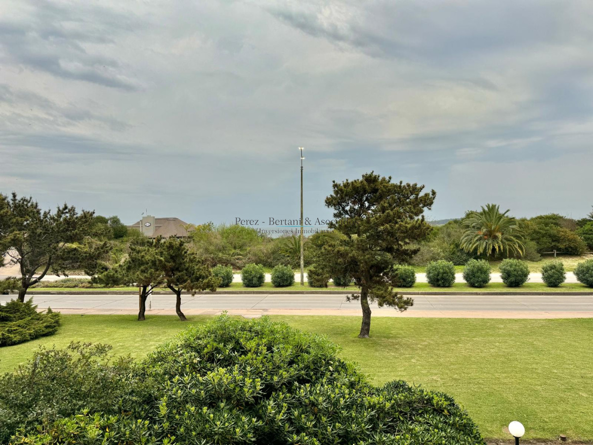 Apartamento ID.895 - Apartamento de tres dormitorios en alquiler frente al mar en playa mansa.