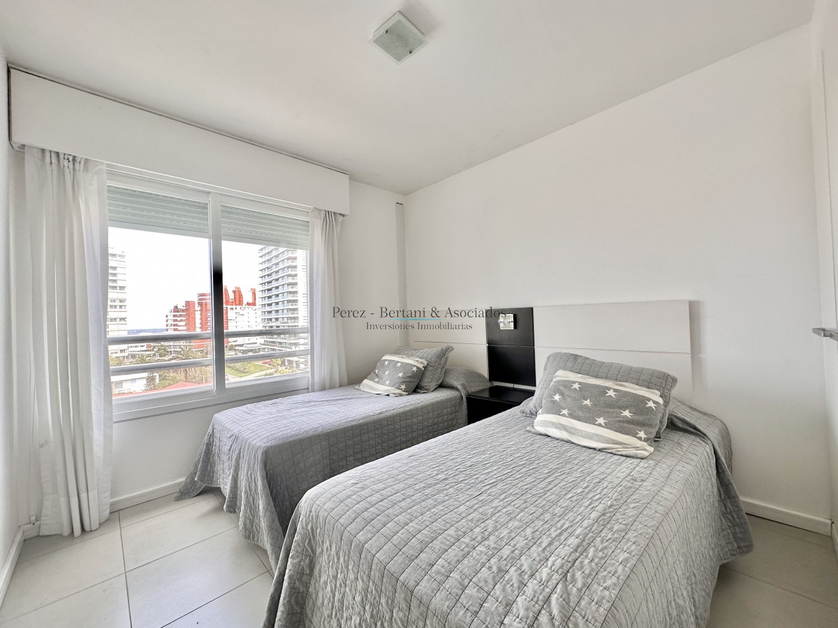Apartamento ID.893 - Apartamento de tres dormitorios con Parrillero propio en venta, Playa Brava, Punta del Este.