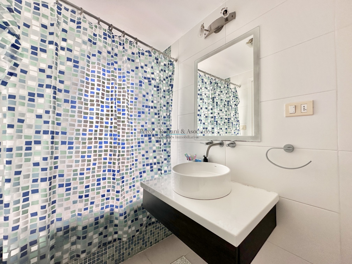 Apartamento ID.893 - Apartamento de tres dormitorios con Parrillero propio en venta, Playa Brava, Punta del Este.