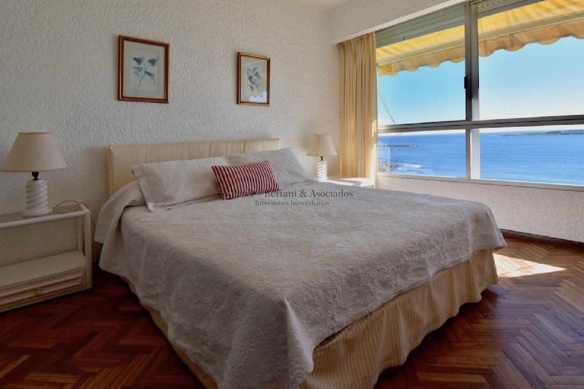 Apartamento ID.220 - Malecon Punta del Este - 3 dorm. Playa Mansa - Primera Fila