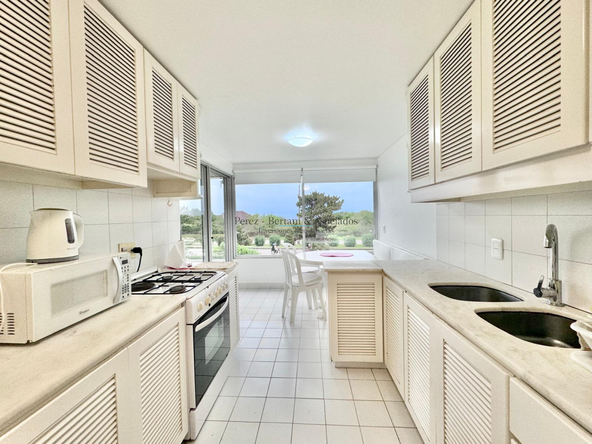 Apartamento ID.895 - Apartamento de tres dormitorios en alquiler frente al mar en playa mansa.