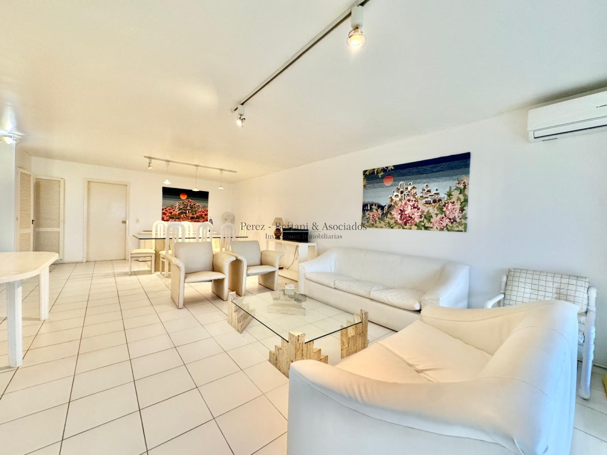 Apartamento ID.895 - Apartamento de tres dormitorios en alquiler frente al mar en playa mansa.