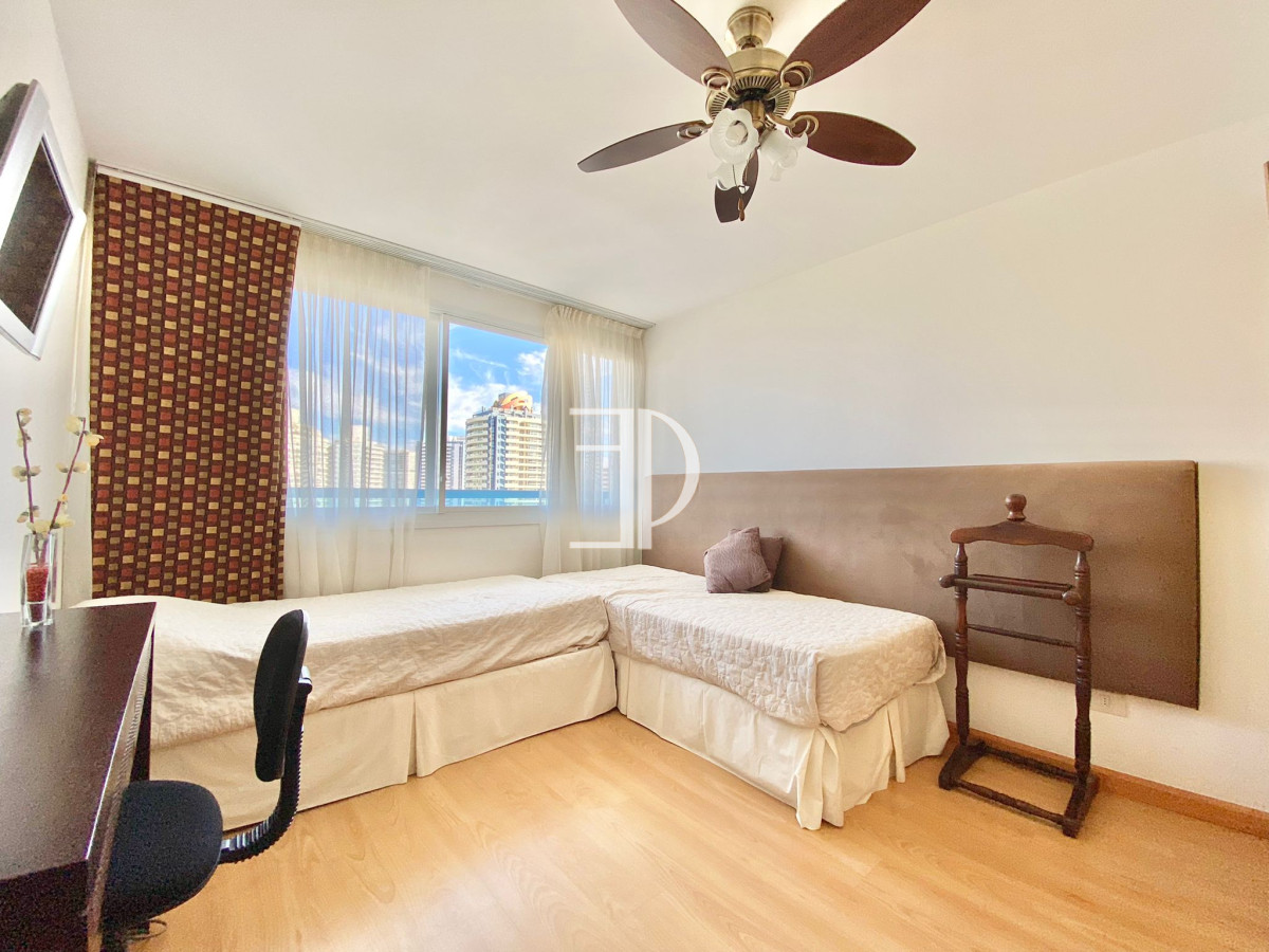 Apartamento ID.1044 - Apartamento de Tres dormitorios con Vista al Mar en Venta en Playa Brava