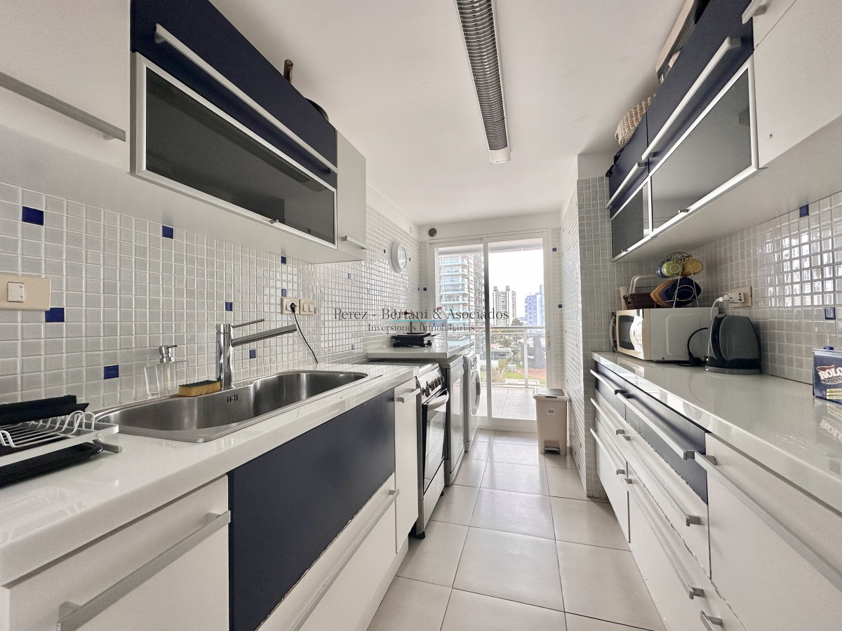 Apartamento ID.893 - Apartamento de tres dormitorios con Parrillero propio en venta, Playa Brava, Punta del Este.