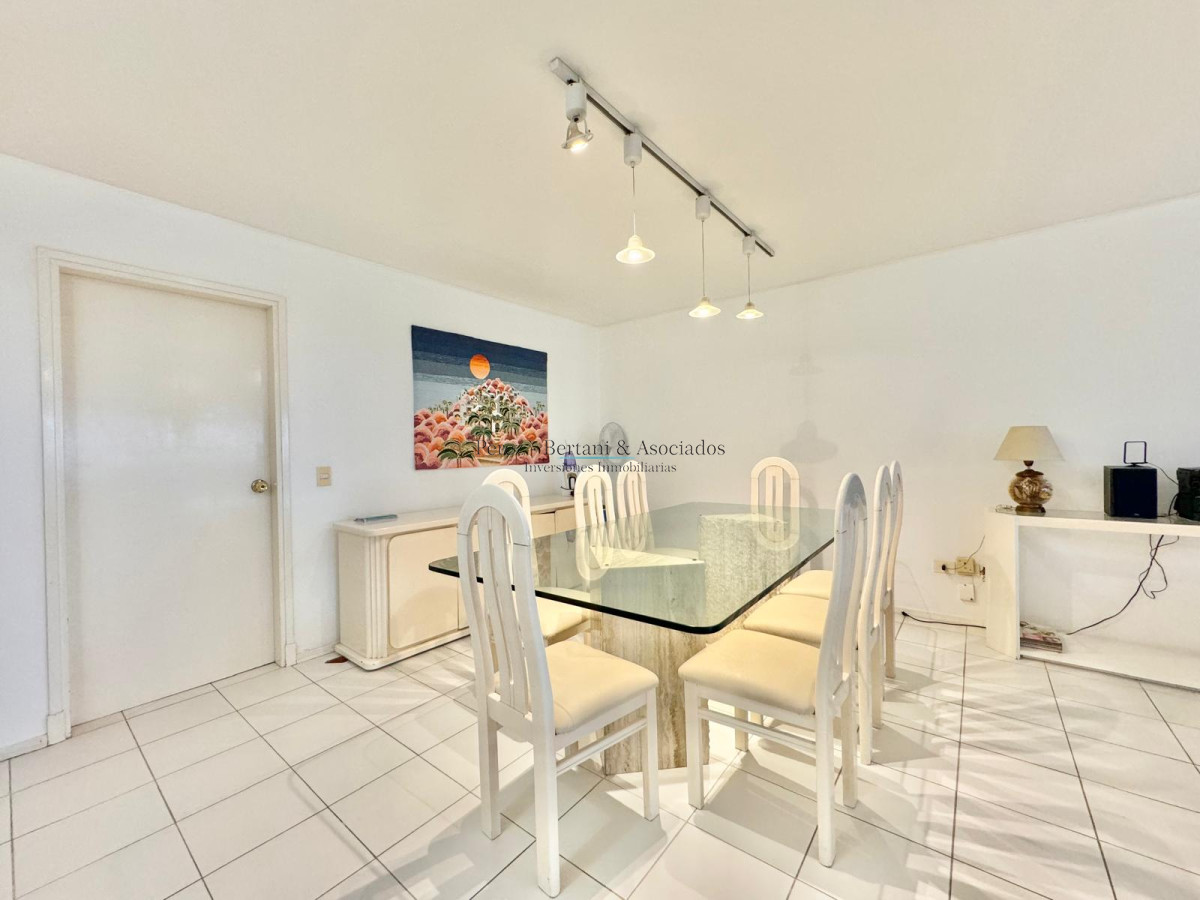 Apartamento ID.895 - Apartamento de tres dormitorios en alquiler frente al mar en playa mansa.