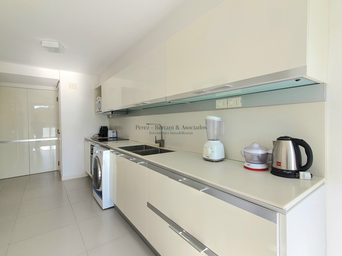 Apartamento ID.218 - Venta Departamento Primera Línea dos dormitorios y dependencia de servicio en Playa Mansa Punta del Este