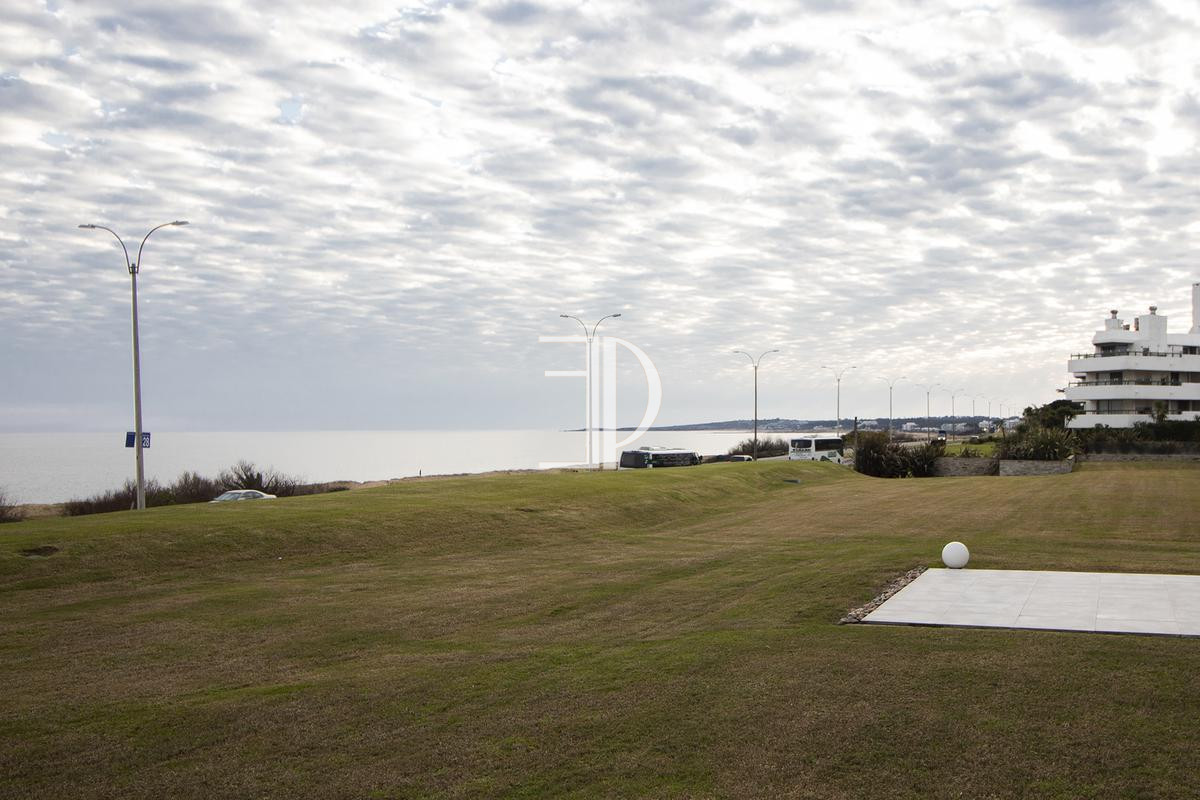 Apartamento ID.217 - Apartamento moderno de dos dormitorios en venta sobre playa Mansa, Pinares.