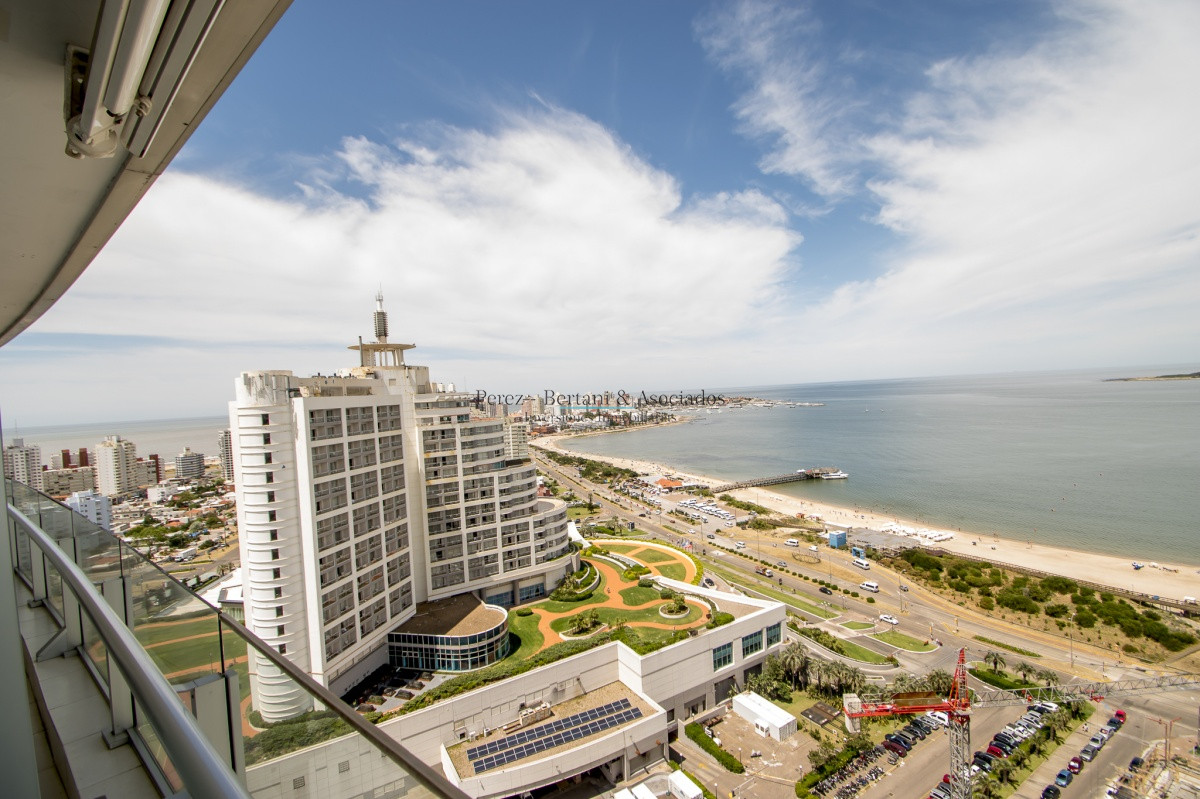 Apartamento ID.627 - Apartamento Season Tower Playa Mansa - 2 dormitorios - Jacuzzi mirando al Mar