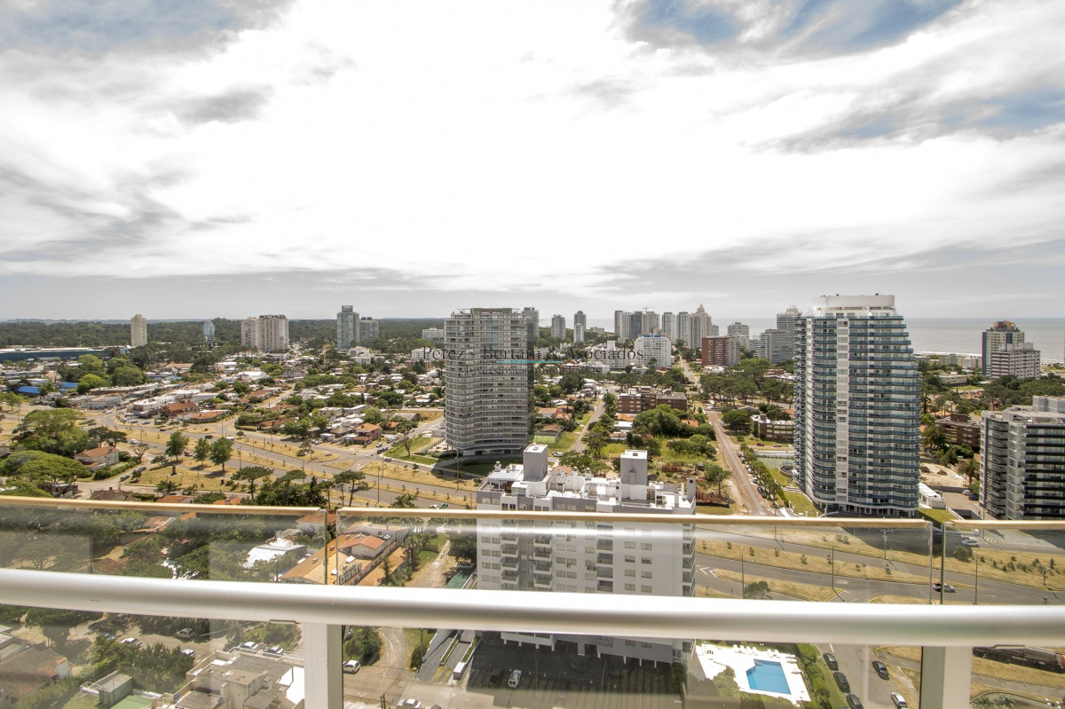 Apartamento ID.627 - Apartamento Season Tower Playa Mansa - 2 dormitorios - Jacuzzi mirando al Mar