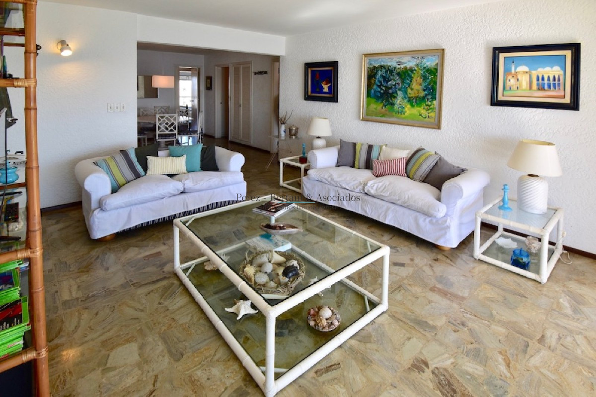 Apartamento ID.220 - Malecon Punta del Este - 3 dorm. Playa Mansa - Primera Fila
