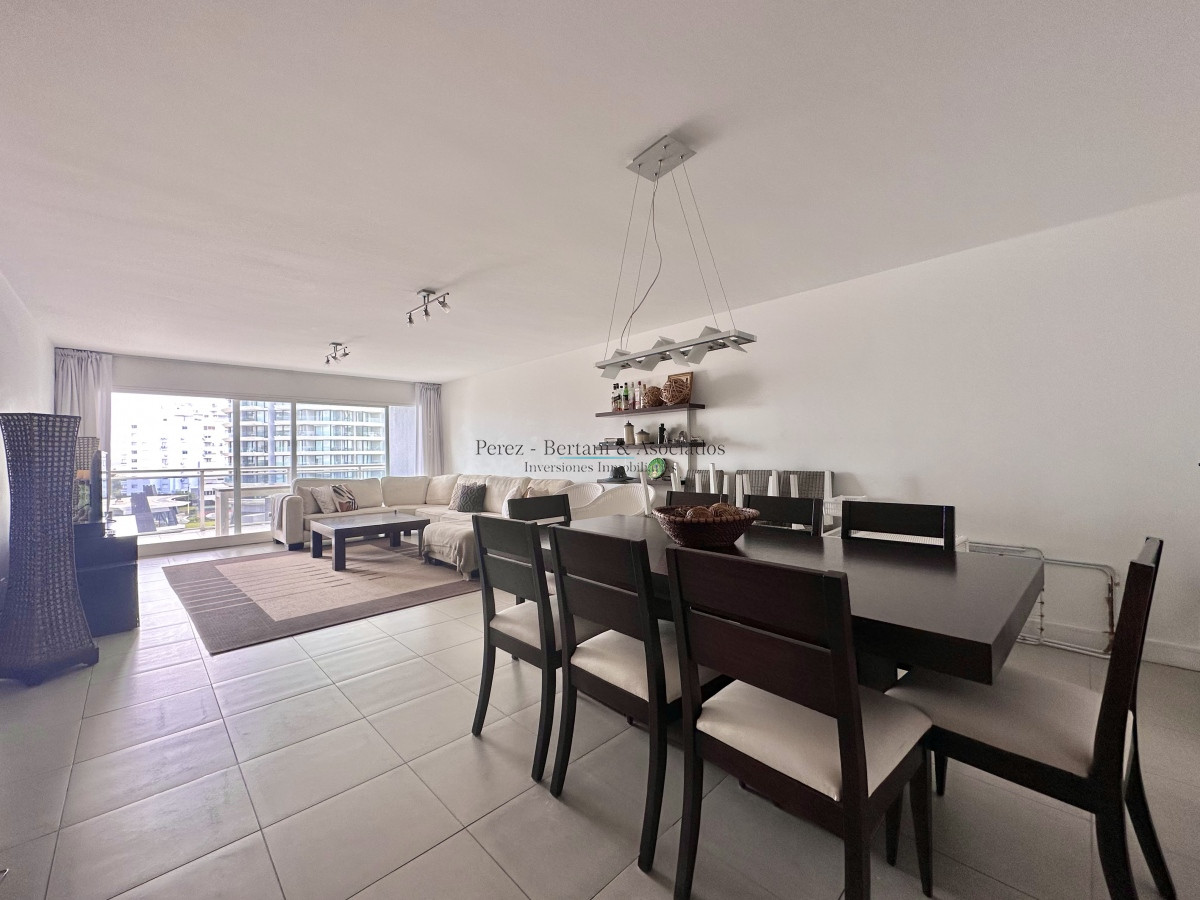 Apartamento ID.893 - Apartamento de tres dormitorios con Parrillero propio en venta, Playa Brava, Punta del Este.