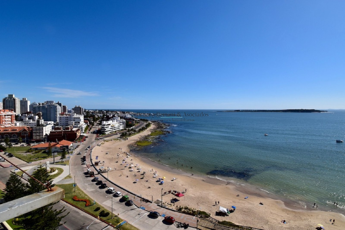 Apartamento ID.220 - Malecon Punta del Este - 3 dorm. Playa Mansa - Primera Fila
