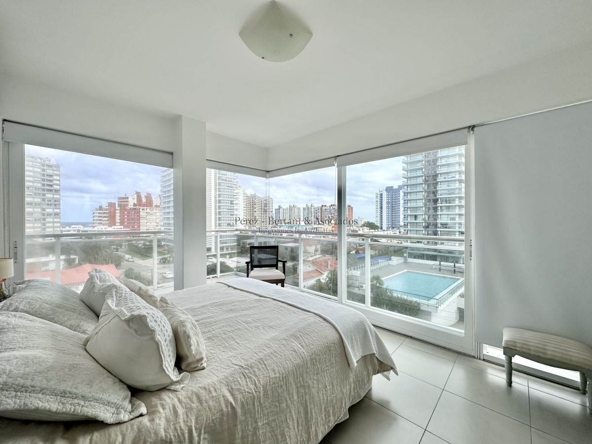 Apartamento ID.893 - Apartamento de tres dormitorios con Parrillero propio en venta, Playa Brava, Punta del Este.