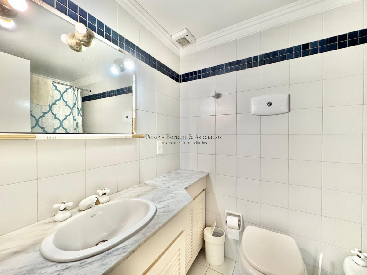 Apartamento ID.895 - Apartamento de tres dormitorios en alquiler frente al mar en playa mansa.