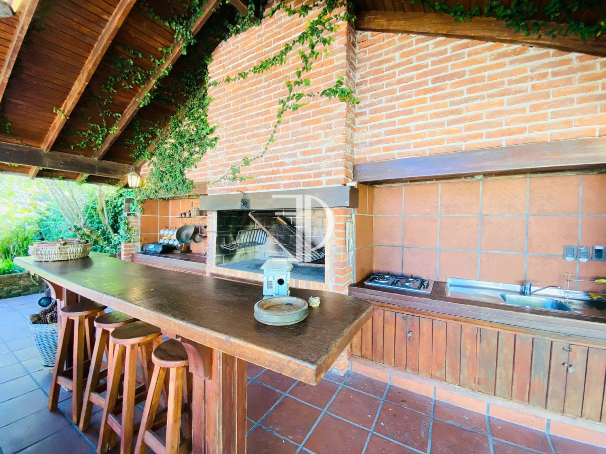 Casa ID.107 - Casa de cuatro dormitorios y piscina en Punta del Este en Venta.