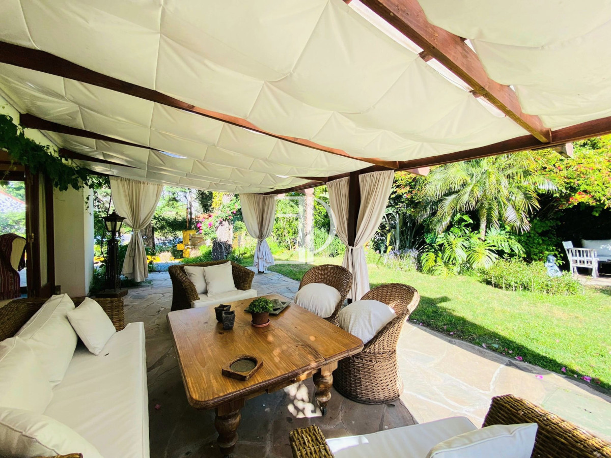 Casa ID.107 - Casa de cuatro dormitorios y piscina en Punta del Este en Venta.