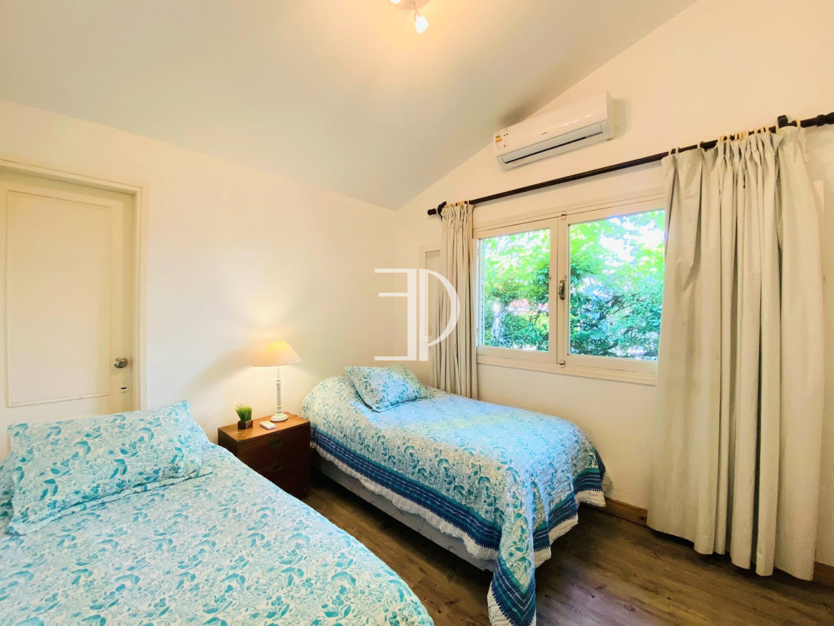 Casa ID.107 - Casa de cuatro dormitorios y piscina en Punta del Este en Venta.