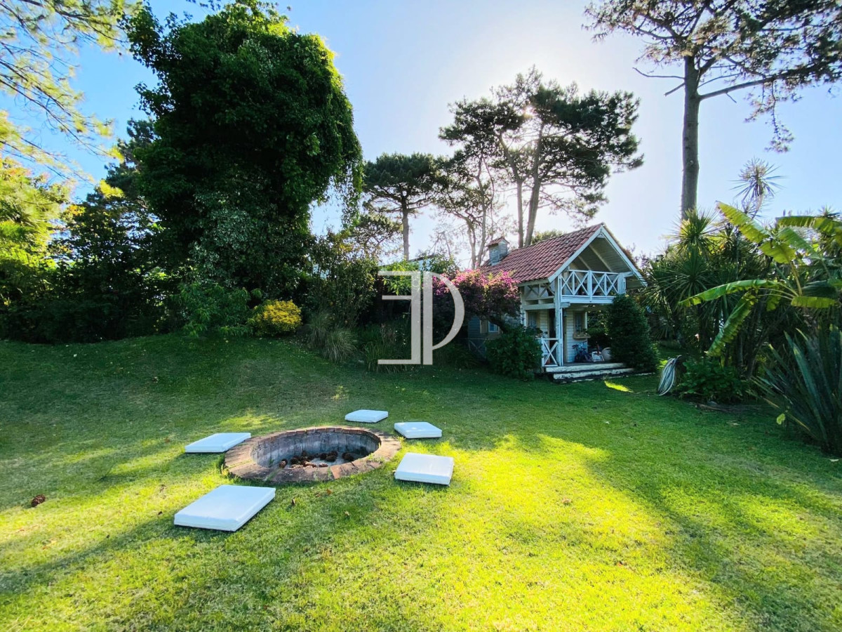 Casa ID.107 - Casa de cuatro dormitorios y piscina en Punta del Este en Venta.