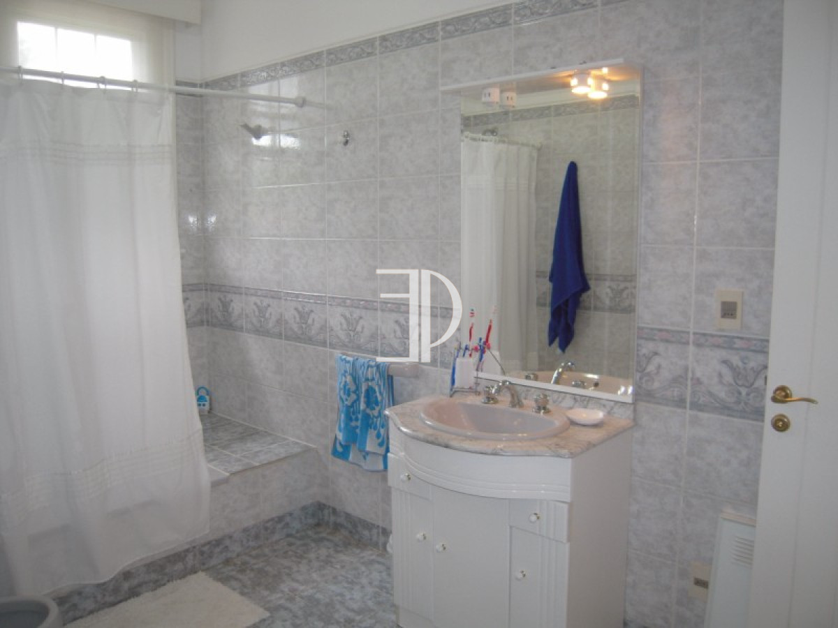 Casa ID.111 - Casa en Venta Cuatro Dormitorios en Cantegril, Punta Del Este 