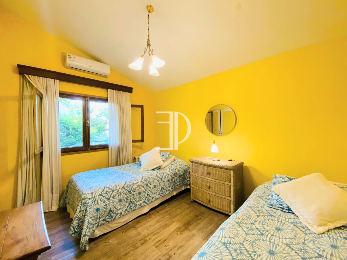 Casa ID.107 - Casa de cuatro dormitorios y piscina en Punta del Este en Venta.