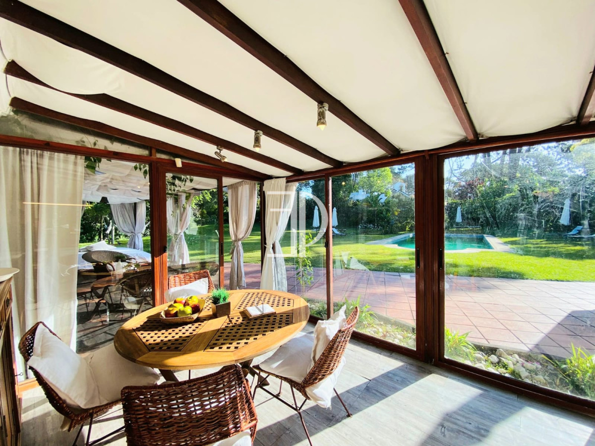 Casa ID.107 - Casa de cuatro dormitorios y piscina en Punta del Este en Venta.
