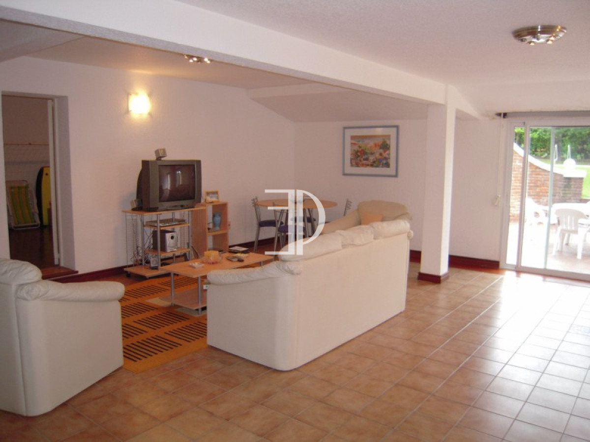 Casa ID.111 - Casa en Venta Cuatro Dormitorios en Cantegril, Punta Del Este 