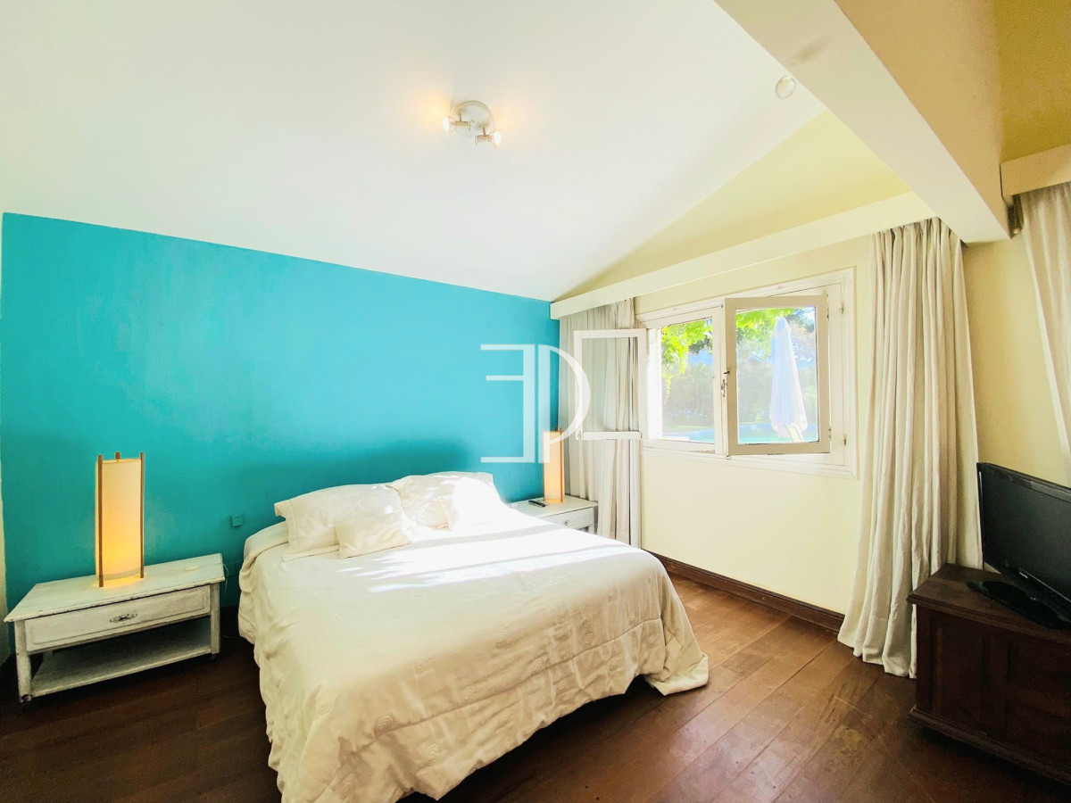 Casa ID.107 - Casa de cuatro dormitorios y piscina en Punta del Este en Venta.