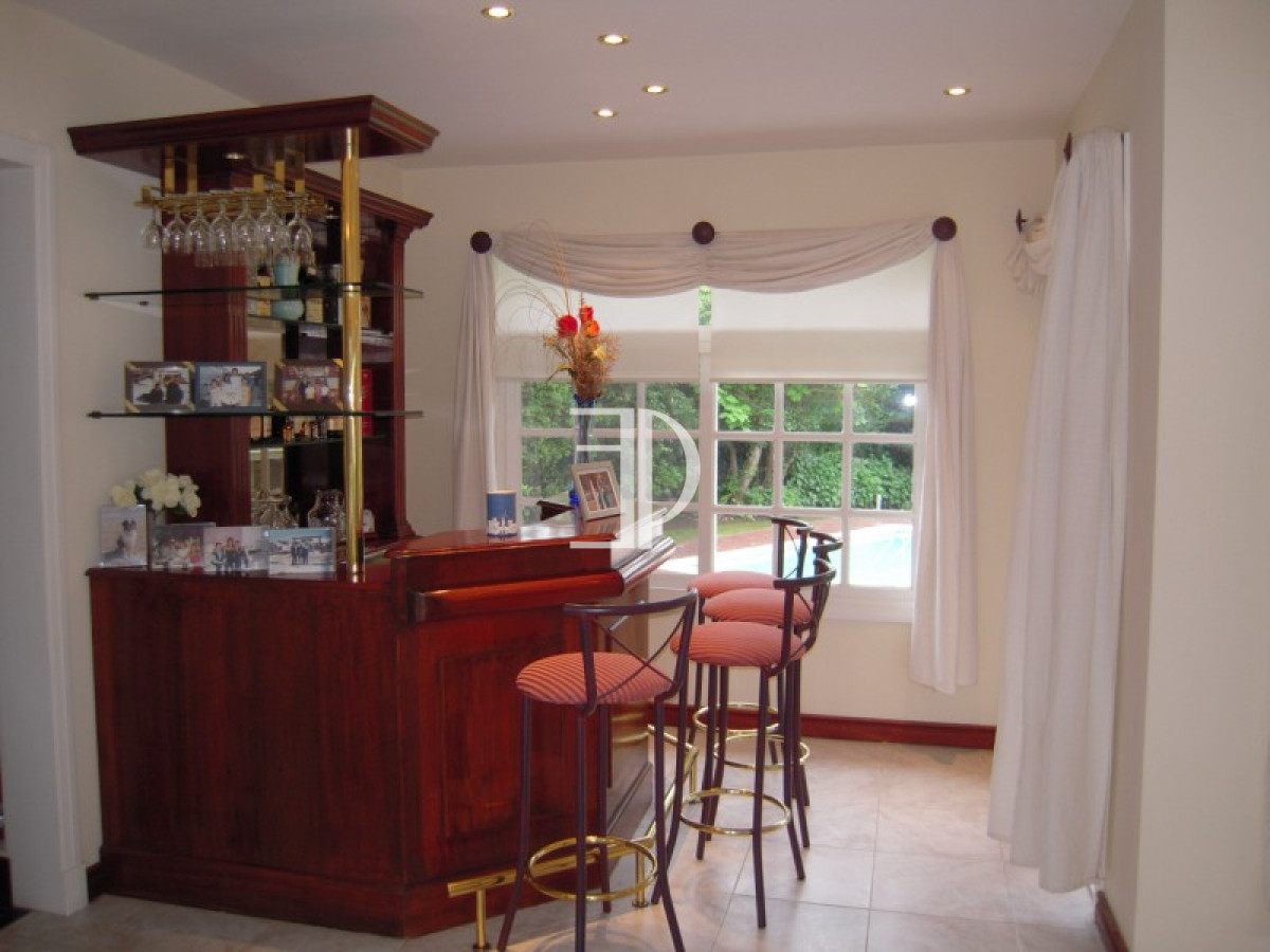 Casa ID.111 - Casa en Venta Cuatro Dormitorios en Cantegril, Punta Del Este 