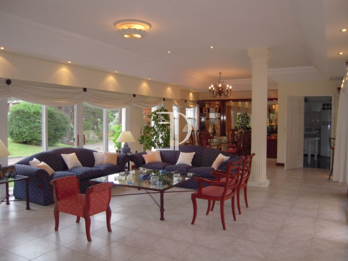 Casa ID.111 - Casa en Venta Cuatro Dormitorios en Cantegril, Punta Del Este 