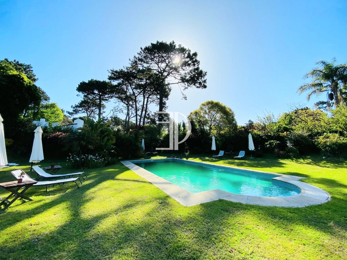 Casa ID.107 - Casa de cuatro dormitorios y piscina en Punta del Este en Venta.