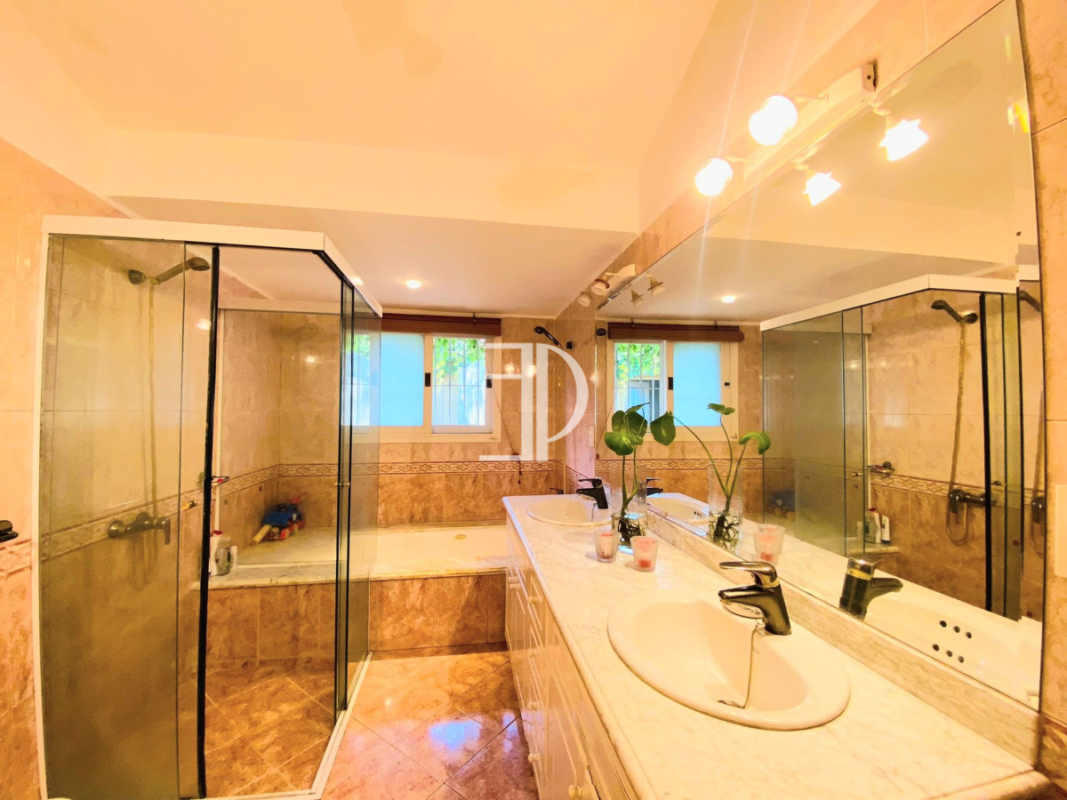 Casa ID.107 - Casa de cuatro dormitorios y piscina en Punta del Este en Venta.