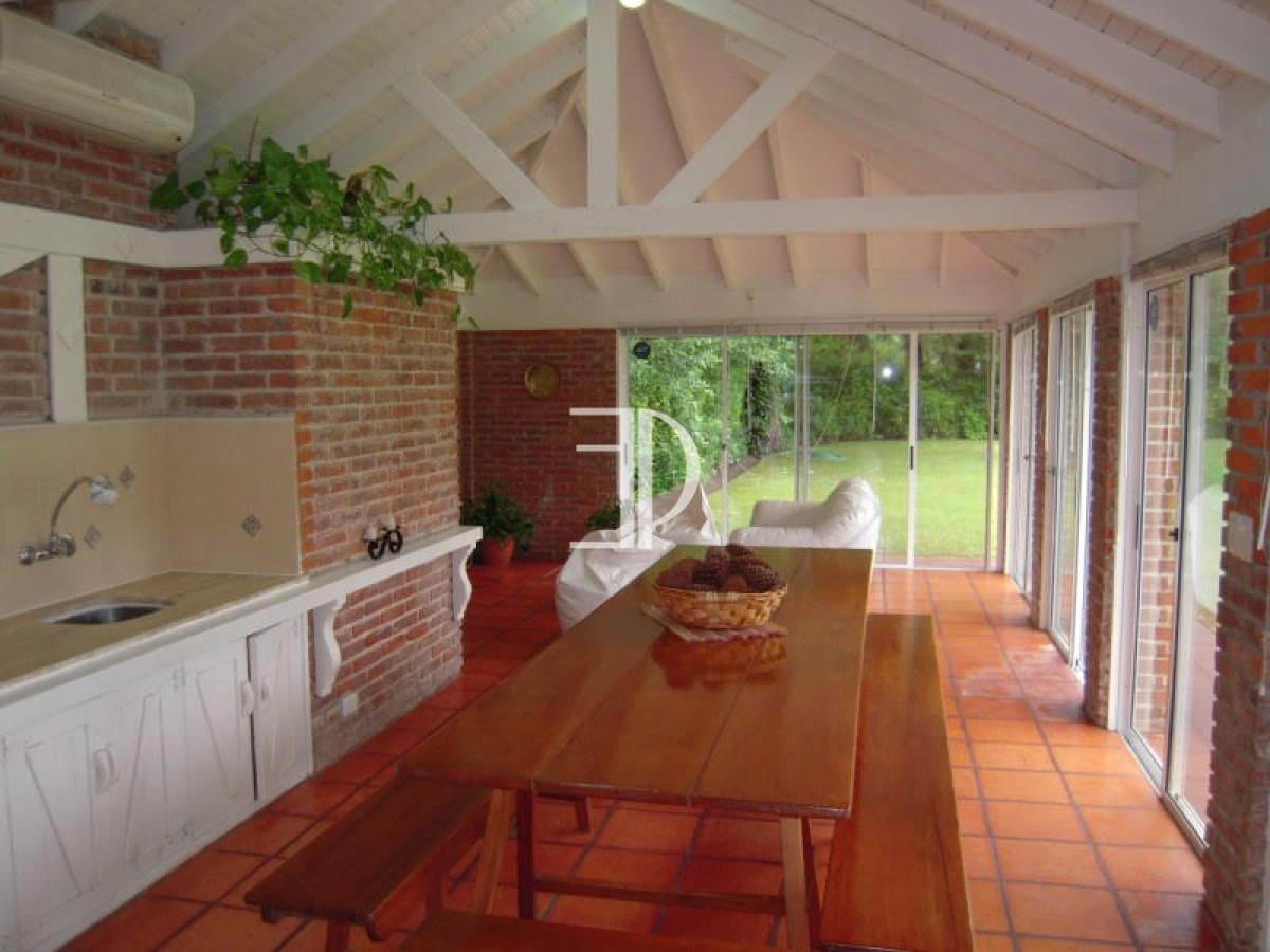 Casa ID.111 - Casa en Venta Cuatro Dormitorios en Cantegril, Punta Del Este 