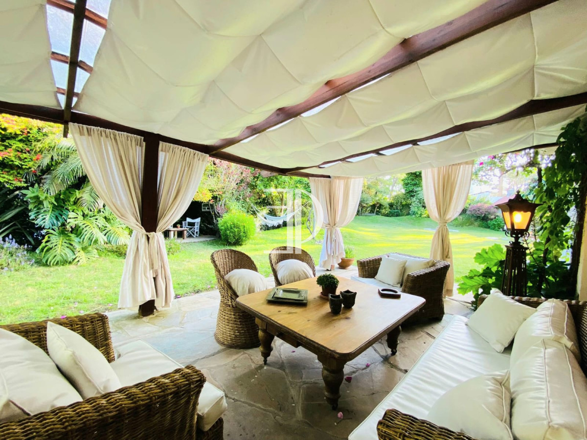 Casa ID.107 - Casa de cuatro dormitorios y piscina en Punta del Este en Venta.