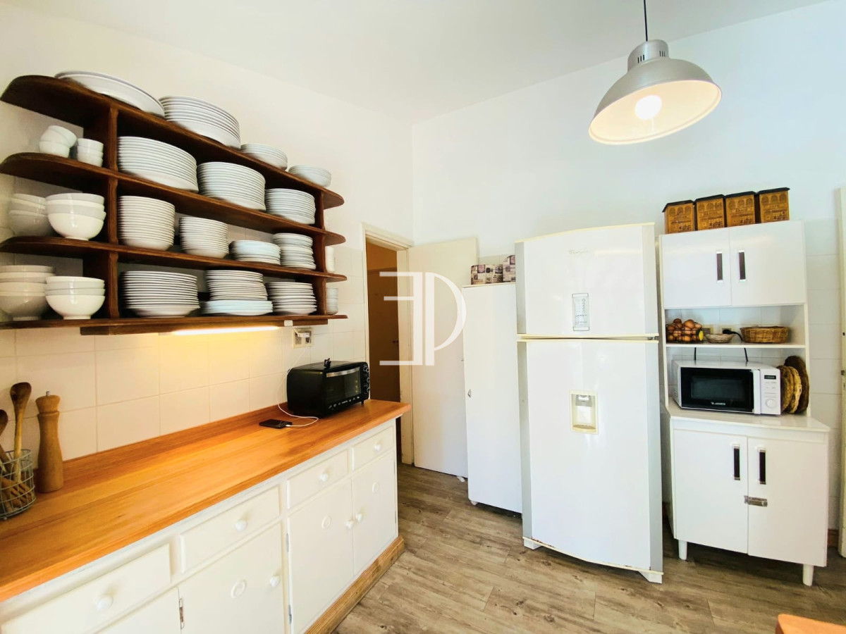 Casa ID.107 - Casa de cuatro dormitorios y piscina en Punta del Este en Venta.