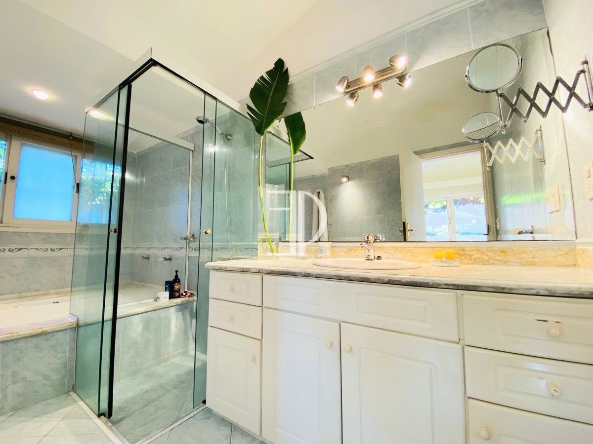 Casa ID.107 - Casa de cuatro dormitorios y piscina en Punta del Este en Venta.