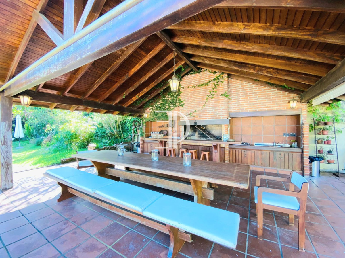 Casa ID.107 - Casa de cuatro dormitorios y piscina en Punta del Este en Venta.