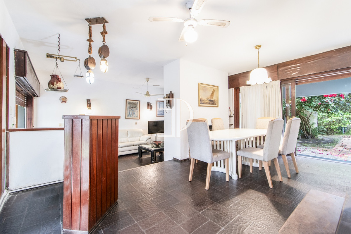 Casa ID.110 - Muy buena propiedad en Venta 5 dorm., 5 baños, Playa Mansa