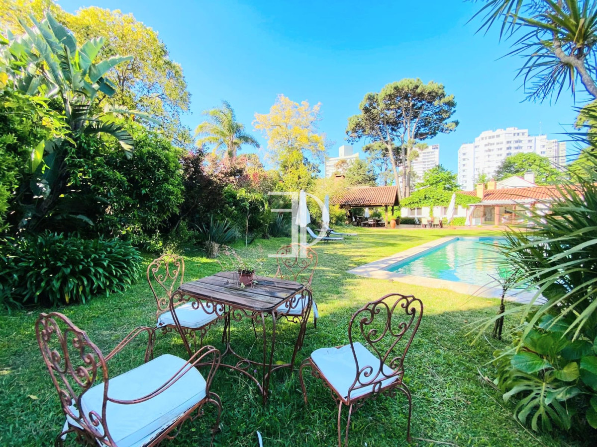 Casa ID.107 - Casa de cuatro dormitorios y piscina en Punta del Este en Venta.