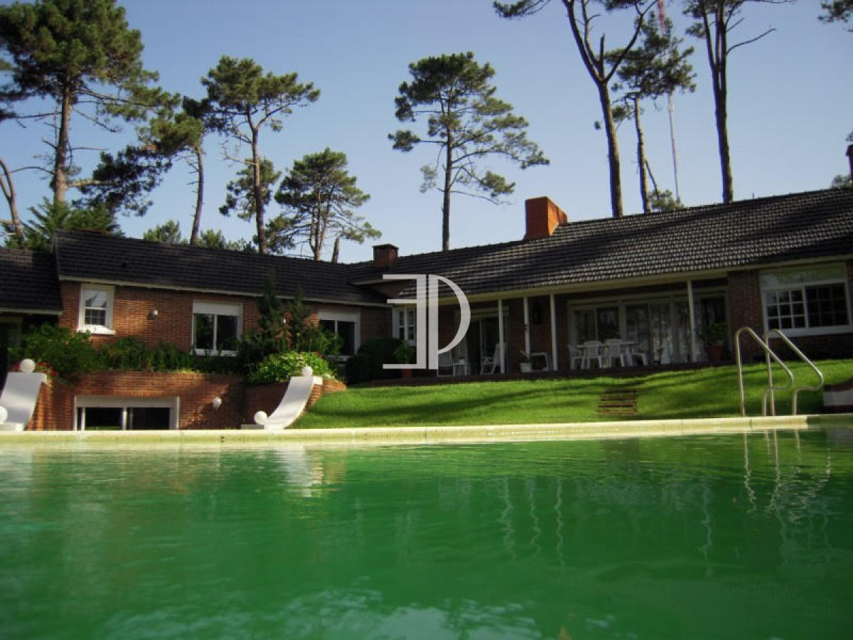 Casa ID.111 - Casa en Venta Cuatro Dormitorios en Cantegril, Punta Del Este 