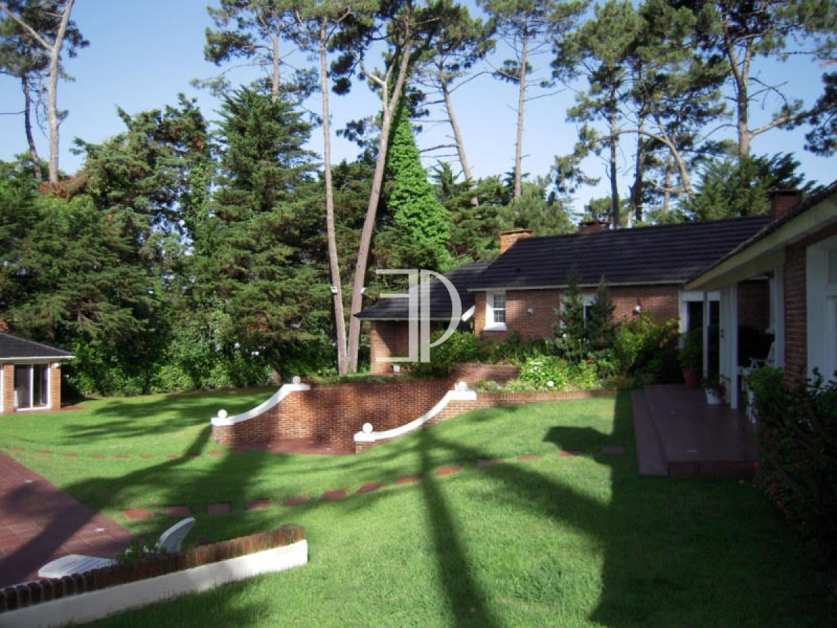 Casa ID.111 - Casa en Venta Cuatro Dormitorios en Cantegril, Punta Del Este 